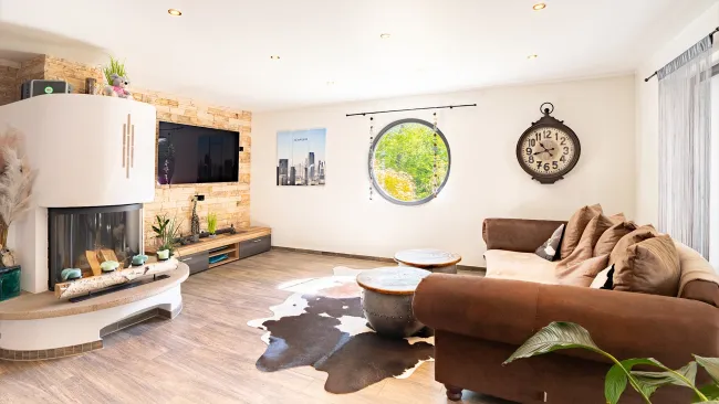 Meiningen | Stilvoller Bungalow mit Holzpool in ruhiger Lage - Bild