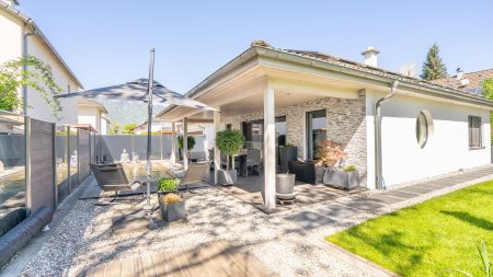 Meiningen | Stilvoller Bungalow mit Holzpool in ruhiger Lage
