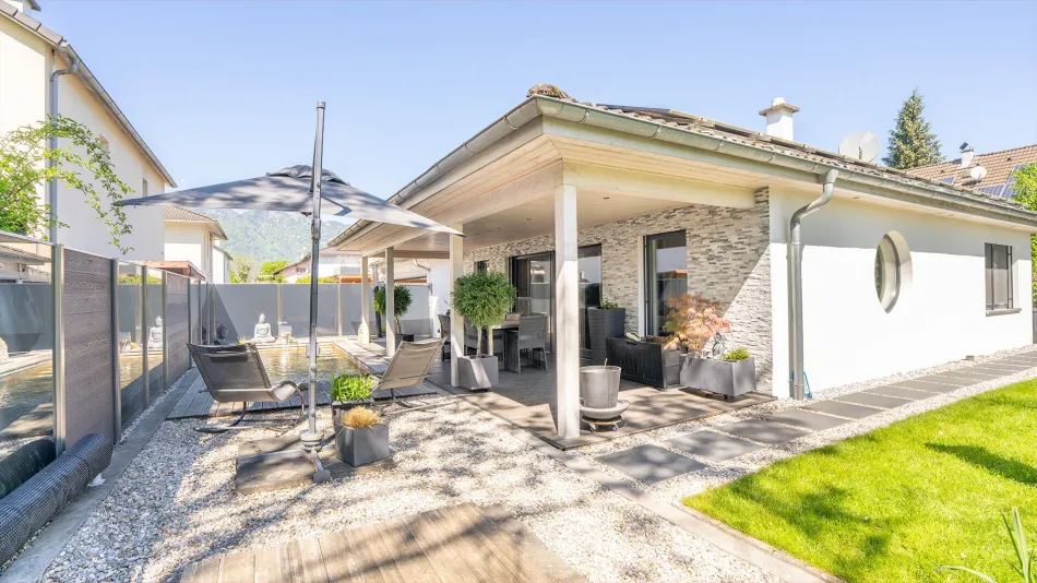 Meiningen | Stilvoller Bungalow mit Holzpool in ruhiger Lage - Titelbild