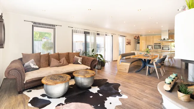 Meiningen | Stilvoller Bungalow mit Holzpool in ruhiger Lage - Bild