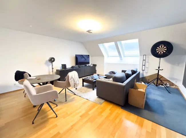 87 m2 Dachgeschoss Maisonette mit 8,74 m2 Terrasse, 4,19 m2 Loggia und Garagenplatz! Nähe Westbahnhof / Burggasse Stadthalle U6 - Titelbild