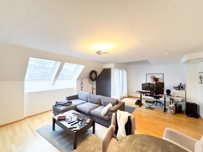 87 m2 Dachgeschoss Maisonette mit 8,74 m2 Terrasse, 4,19 m2 Loggia und Garagenplatz! Nähe Westbahnhof / Burggasse Stadthalle U6 - Bild
