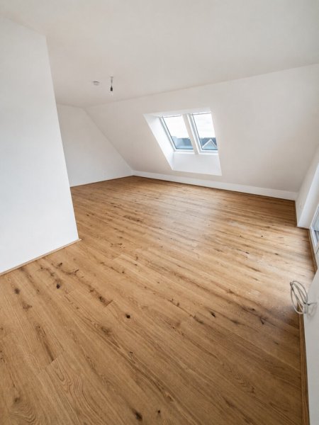 Hochwertige 3-Zimmer DG-Wohnung | 96 m² Wohnfläche | mit Balkon & 2 Parkplätzen (Ziegelmassiv!)