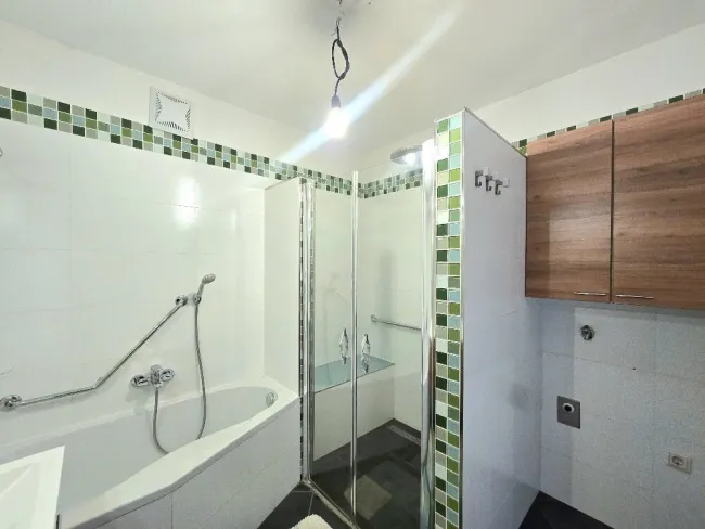 Bad mit Dusche & Badewanne