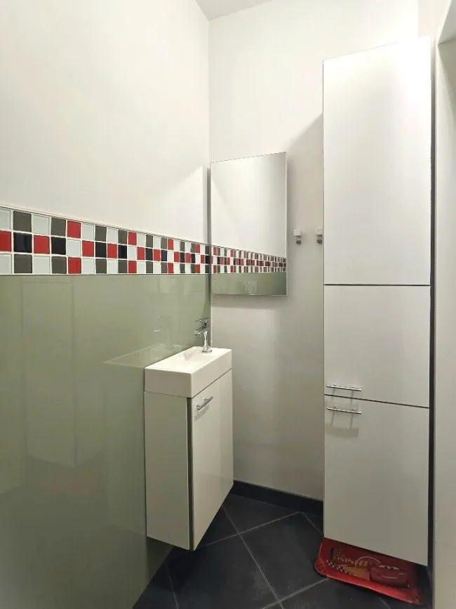 WC mit Handwaschbecken