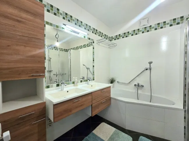 Bad mit Dusche & Badewanne