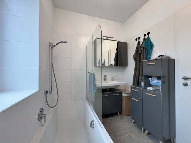 3-Zimmer Wohnung im Zentrum von Steyregg mit großem Balkon und Kfz-Stellplatz - Bild