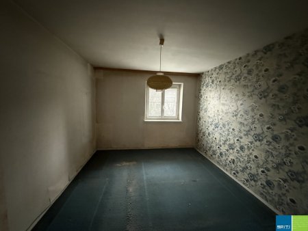 Traismauer: günstige sanierungsbedürftige Kleinwohnung im 1. Obergeschoß