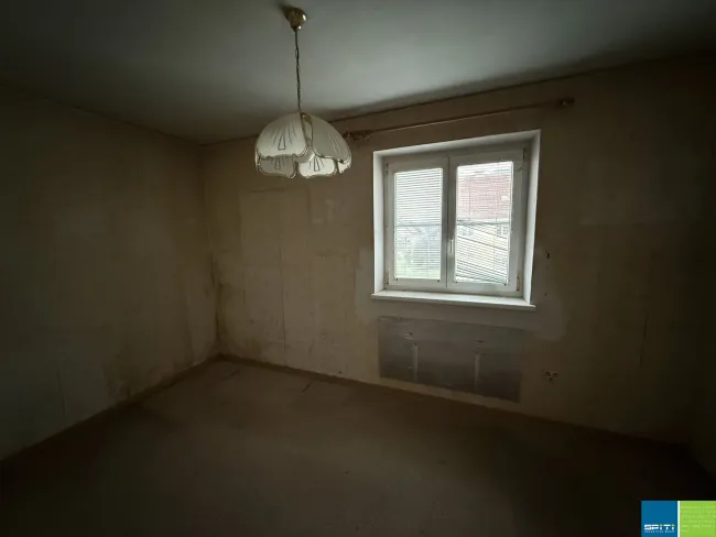 Traismauer: günstige sanierungsbedürftige Kleinwohnung im 1. Obergeschoß - Bild