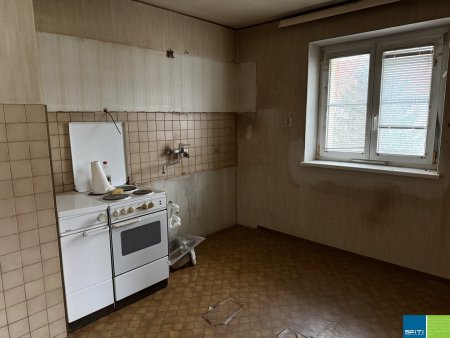 Traismauer: günstige sanierungsbedürftige Kleinwohnung im 1. Obergeschoß