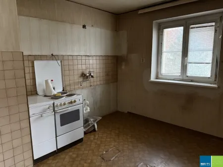 Traismauer: günstige sanierungsbedürftige Kleinwohnung im 1. Obergeschoß