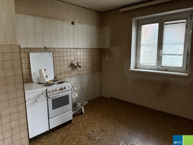 Traismauer: günstige sanierungsbedürftige Kleinwohnung im 1. Obergeschoß - Titelbild