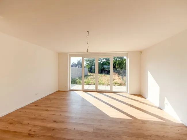 LETZTES HAUS! Haus mit 206 m2 Garten und 2 Parkplätzen vor der Tür in Pottendorf-Landegg Nähe Bahnhof! - Bild