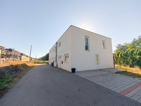 LETZTES HAUS! Haus mit 206 m2 Garten und 2 Parkplätzen vor der Tür in Pottendorf-Landegg Nähe Bahnhof!