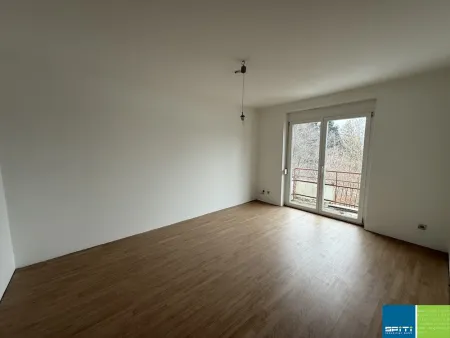 St. Jakob im Rosental/Schlatten: 2 Zimmerwohnung mit Balkon im 1. Obergeschoss