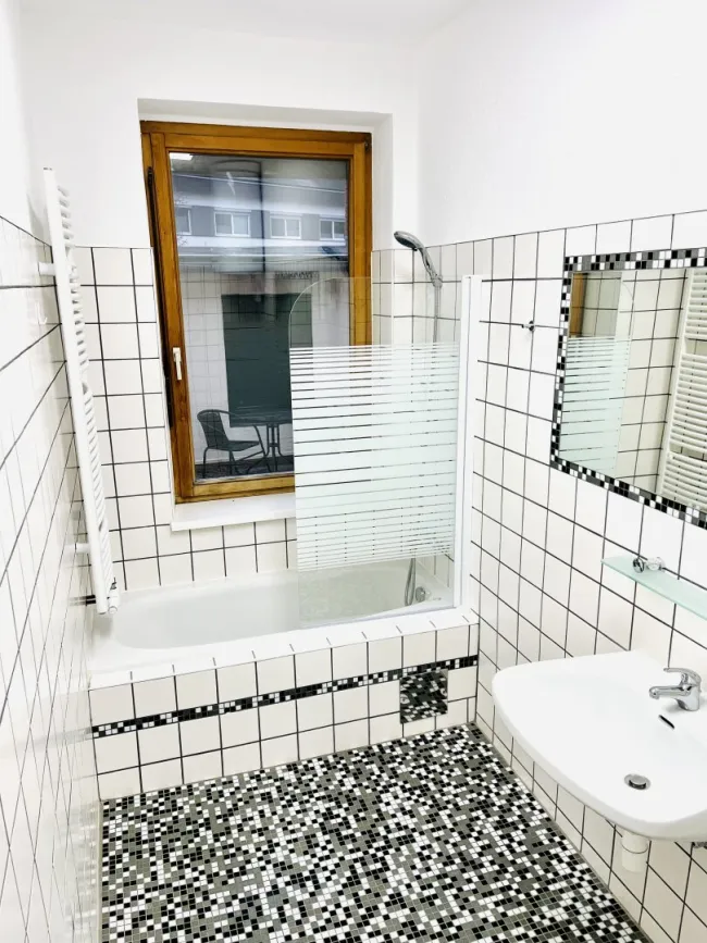 Elegante 4 - Zimmer Altbauwohnung im Zentrum von Gloggnitz - Bild