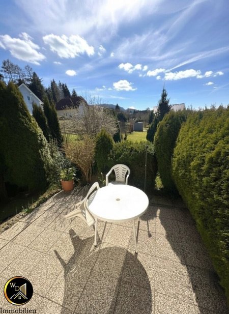Einfamilienhaus am Land – hier wird der sonnige Garten zur Oase der Ruhe mit Sommerzauber im Gartenhäuschen.
