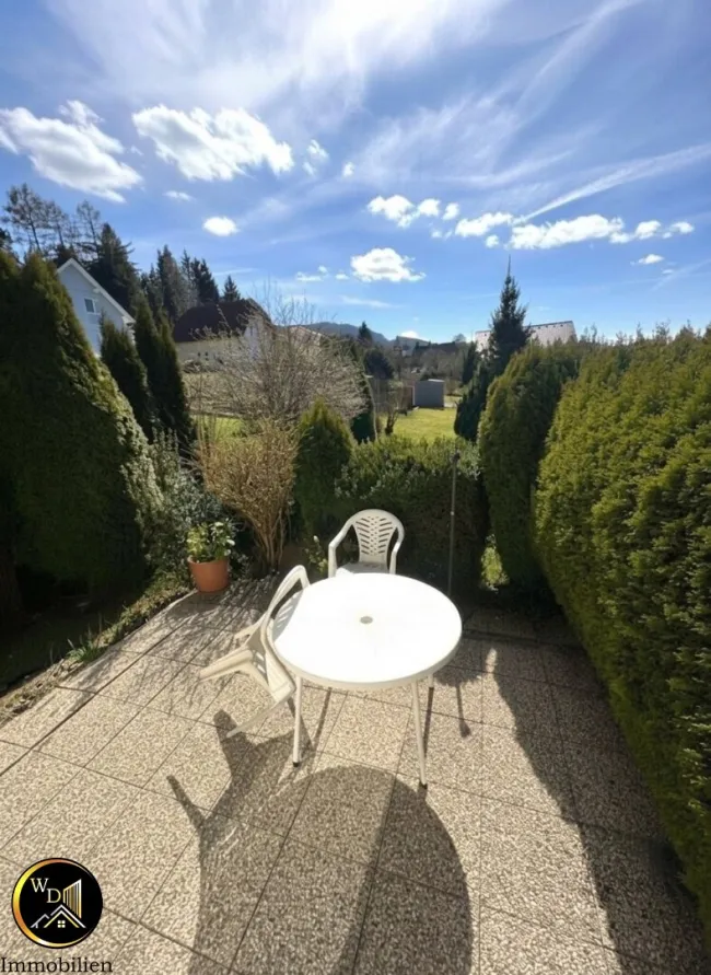 Einfamilienhaus am Land – hier wird der sonnige Garten zur Oase der Ruhe mit Sommerzauber im Gartenhäuschen. - Bild