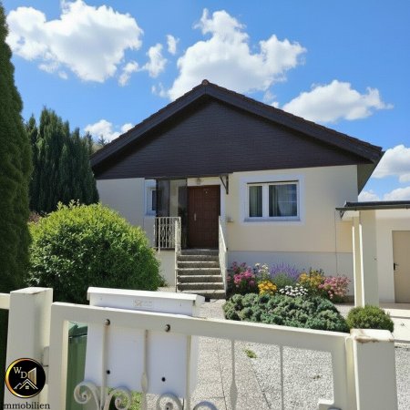 Einfamilienhaus am Land – hier wird der sonnige Garten zur Oase der Ruhe mit Sommerzauber im Gartenhäuschen.