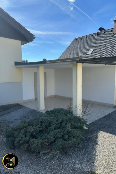 Einfamilienhaus am Land – hier wird der sonnige Garten zur Oase der Ruhe mit Sommerzauber im Gartenhäuschen.