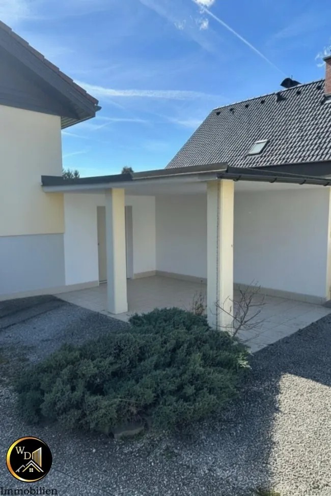 Einfamilienhaus am Land – hier wird der sonnige Garten zur Oase der Ruhe mit Sommerzauber im Gartenhäuschen. - Bild