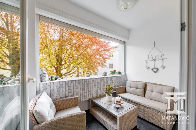 Ruhige Loggia mit Blick in den Innenhof