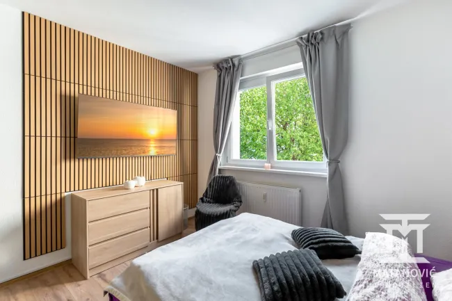 Lichtdurchflutetes Zimmer, ideal als Kinder- oder Jugendzimmer