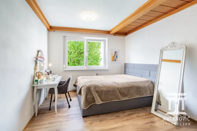 Ruhig gelegenes Schlafzimmer mit angenehmer Raumgröße