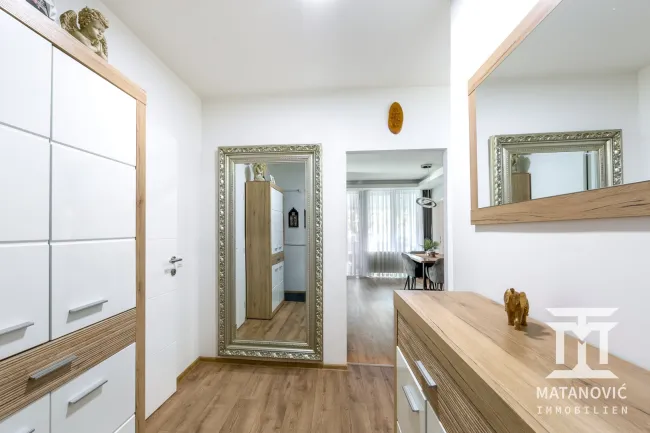 Großzügiger Eingangsbereich der Wohnung