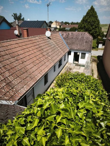 RETZERLAND, idyllischer Innenhof, fantastischer Weinkeller
