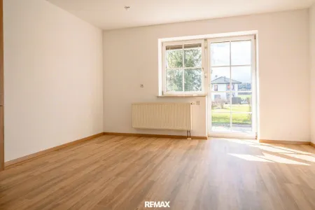 Wohnzimmer mit Zugang Terrasse