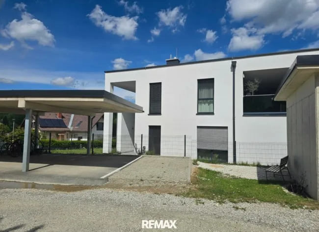 Außenansicht mit Carport und PKW Stellplatz
