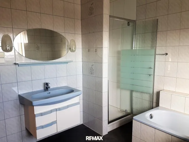 Bad mit Wanne und Dusche im OG