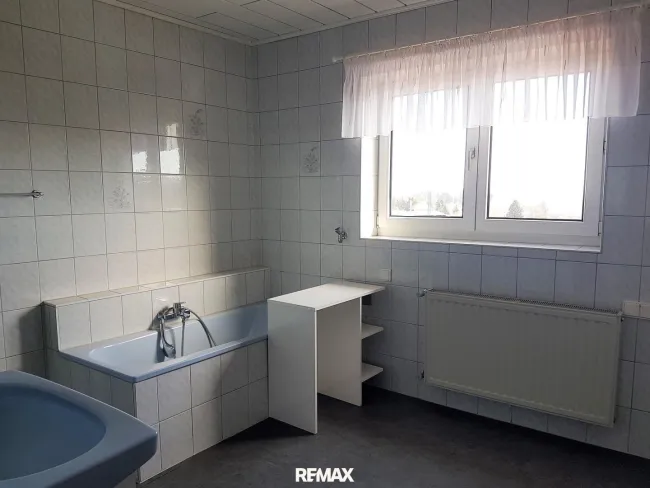 Bad mit Wanne und Dusche im OG