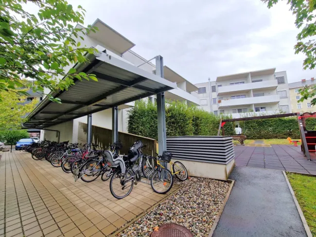 großer überdachter Fahrradplatz!