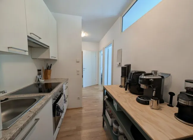 Küche mit Blick Eingangsbereich & Bad
