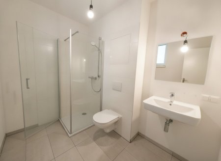 Badezimmer mit Dusche und WC