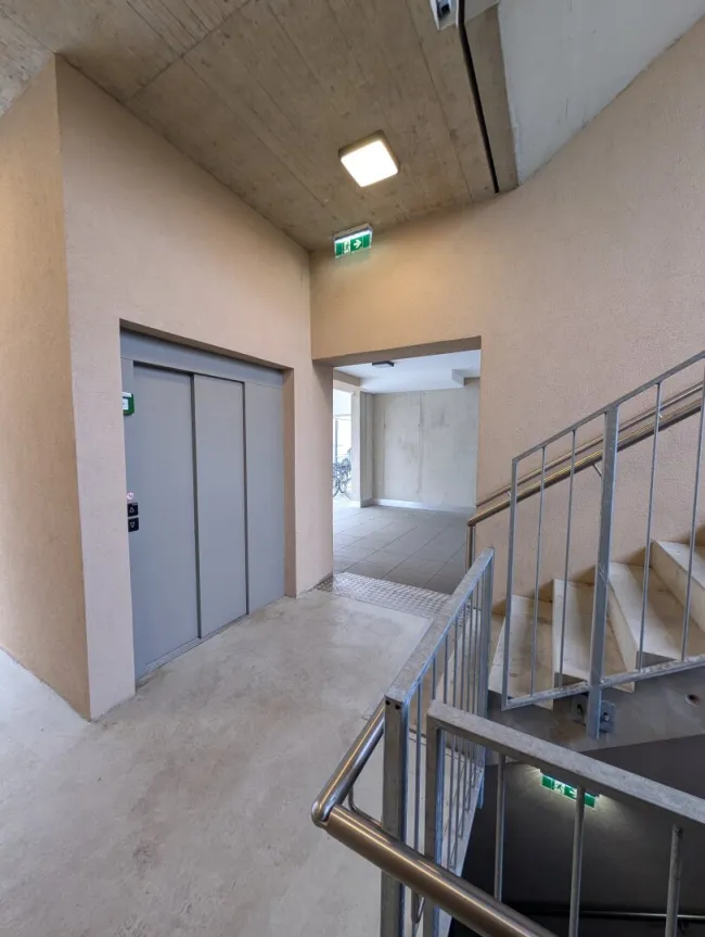 Aufgangsbereich mit Lift