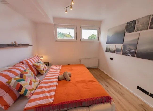 Schlafzimmer 3 mit Blick zum Schlossberg