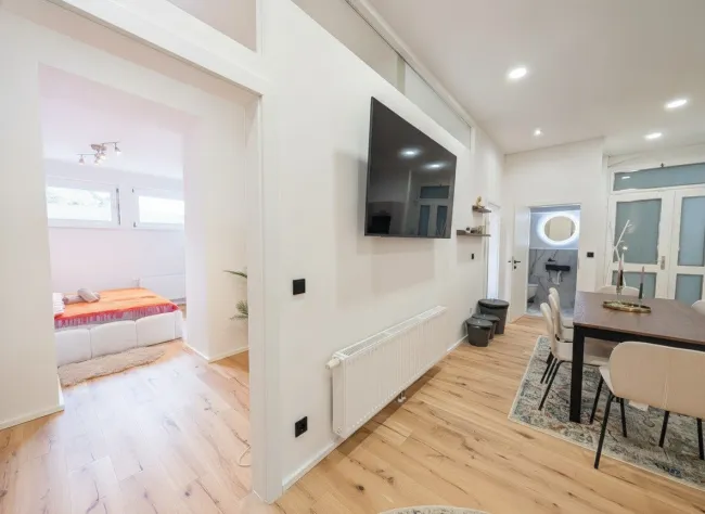 Esszimmer mit Blick in Zimmer 3