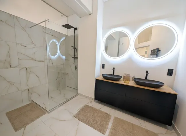 Badezimmer mit Dusche
