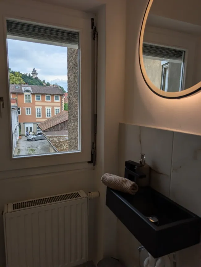 WC mit Blick auf den Schlossberg