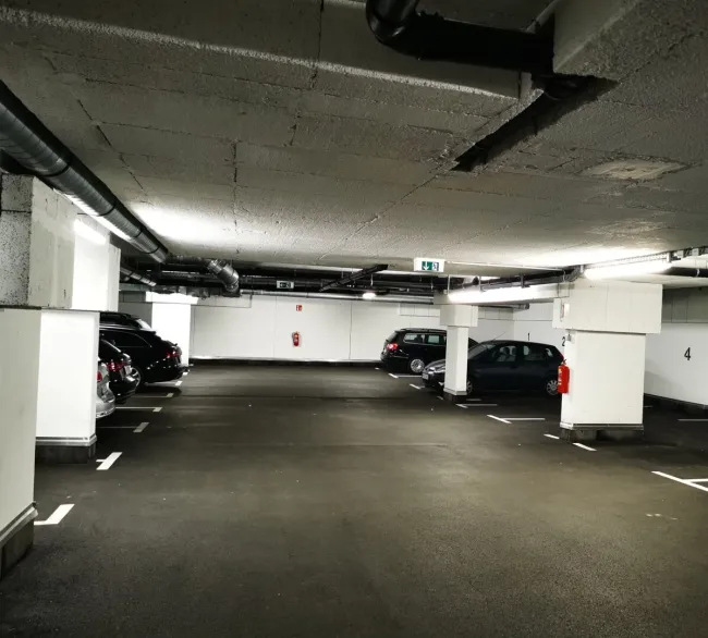 Parkplatz im Wohnhaus 400m von U1 Kagraner Platz - Titelbild