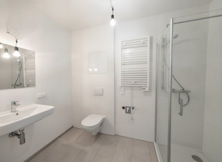 Badezimmer mit Dusche und WC