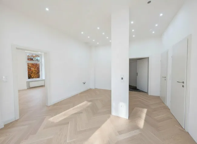 Eingangsbereich (re), zukünftige Küche (Mitte) und Zimmer (re)