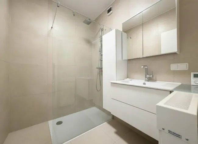 Badezimmer mit walkin Dusche