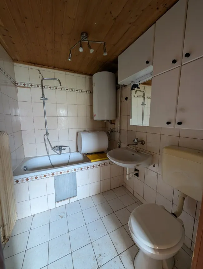 Badezimmer mit WC & Badewanne