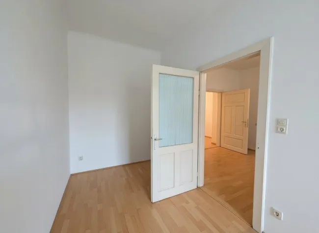 Schlafzimmer mit ca. 10,2 m²