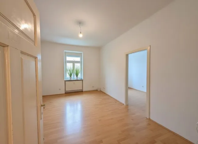Woghnzimmer mit ca. 17,7 m² und Zugang Schlafzimmer