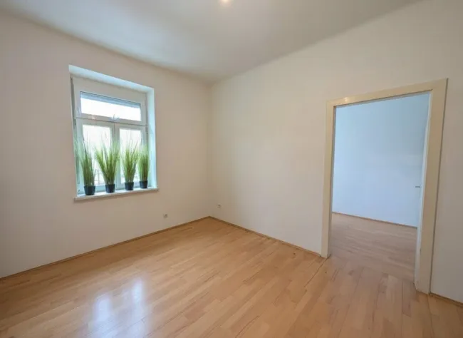 Wohnzimmer mit Blick in Schlafzimmer